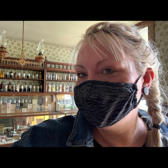 Meet your Posher, Cynthia - Picture 1 of 1